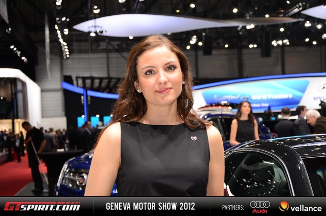Người đẹp "khoe dáng" bên xế hộp tại Geneva Motor Show 2012 ảnh 3