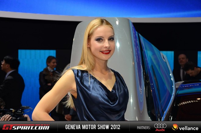 Người đẹp "khoe dáng" bên xế hộp tại Geneva Motor Show 2012 ảnh 7