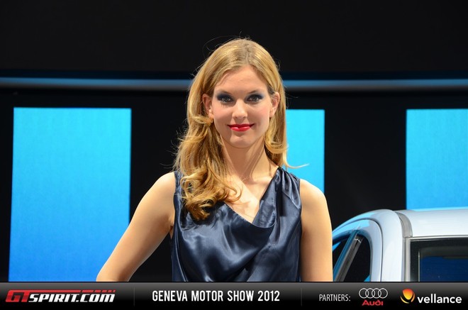 Người đẹp "khoe dáng" bên xế hộp tại Geneva Motor Show 2012 ảnh 10