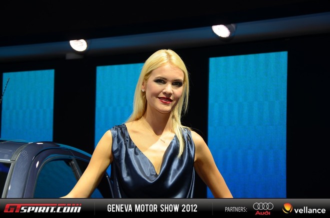 Người đẹp "khoe dáng" bên xế hộp tại Geneva Motor Show 2012 ảnh 12