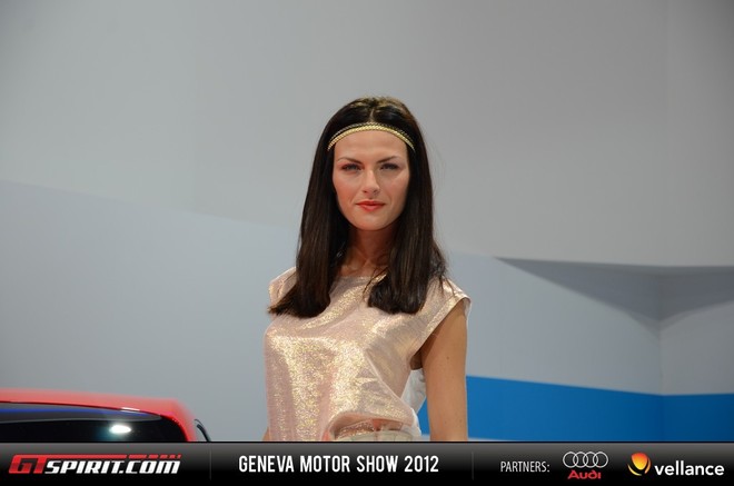 Người đẹp "khoe dáng" bên xế hộp tại Geneva Motor Show 2012 ảnh 16