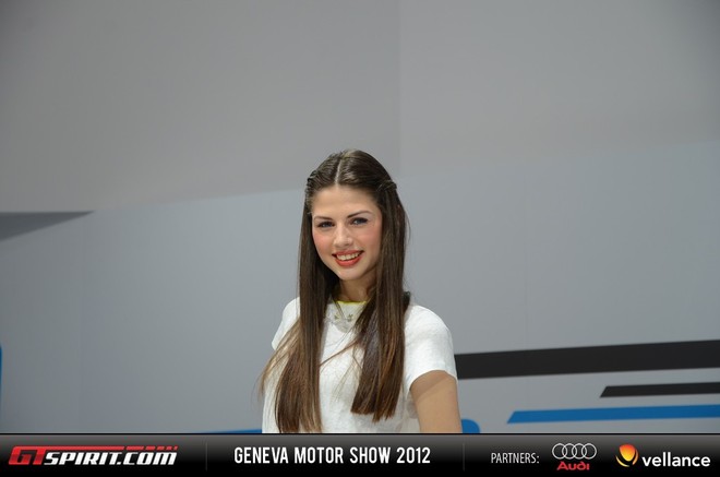 Người đẹp "khoe dáng" bên xế hộp tại Geneva Motor Show 2012 ảnh 18