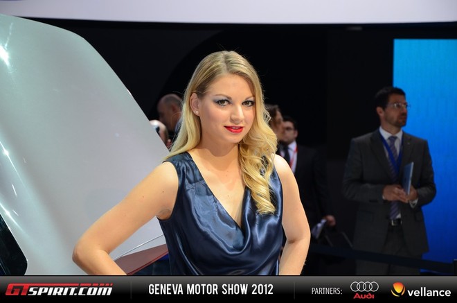 Người đẹp "khoe dáng" bên xế hộp tại Geneva Motor Show 2012 ảnh 20