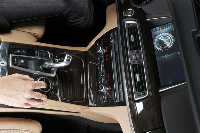 BMW cho ra mắt bộ điều khiển iDrive mới ảnh 1