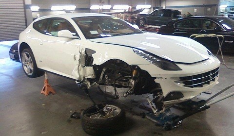 Ferrari FF "lên vỉa", "xuyên vườn" rồi "leo thẳng" lên cầu thang ảnh 1