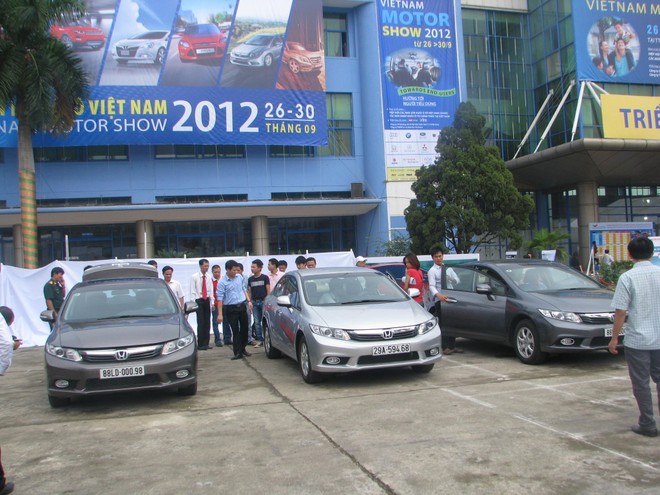 Choáng ngợp với xe và "chân dài" tại Vietnam Motor Show 2012 ảnh 2