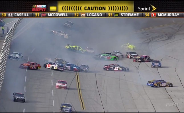 Xem vụ tai nạn kinh hoàng tại giải đua NASCAR ảnh 1