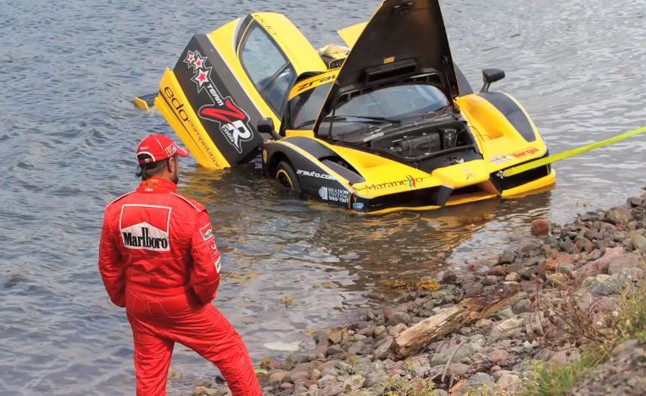 Siêu xe Ferrari được phục hồi sau tai nạn "tắm" hồ ảnh 1