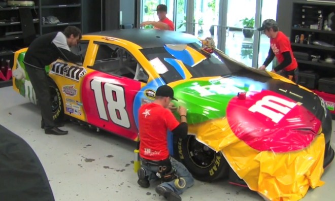 Xe đua "bọc kẹo" M&M sặc sỡ sắc màu tại giải NASCAR ảnh 1
