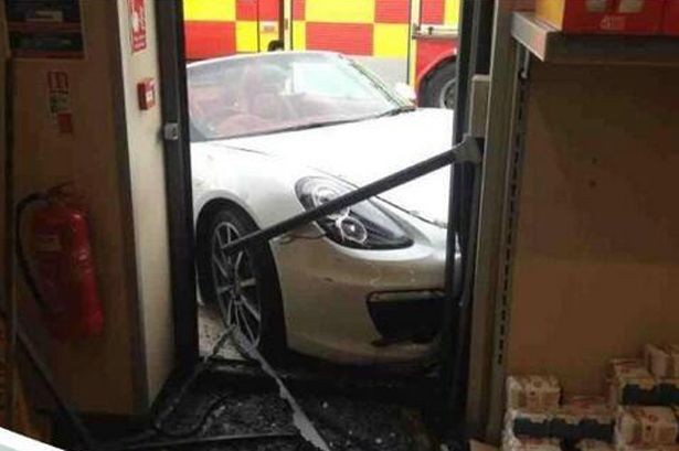 Siêu xe Porsche mới cứng đâm thẳng vào cửa thoát hiểm của siêu thị ảnh 1