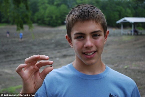 Cậu bé 12 tuổi tìm thấy kim cương cực lớn trong công viên ảnh 1