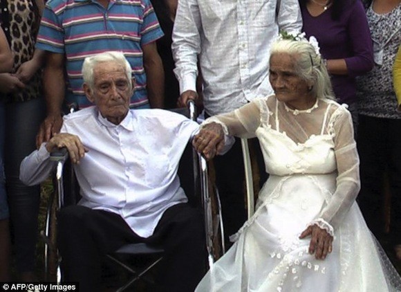 Cụ ông 103 tuổi tổ chức lễ cưới với cụ bà 99 tuổi sau 80 năm chung sống ảnh 1