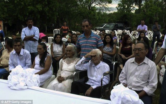 Cụ ông 103 tuổi tổ chức lễ cưới với cụ bà 99 tuổi sau 80 năm chung sống ảnh 2