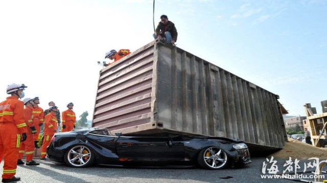 Xế sang Audi bị container đè nát vụn ảnh 1