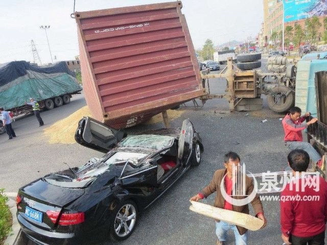 Xế sang Audi bị container đè nát vụn ảnh 2