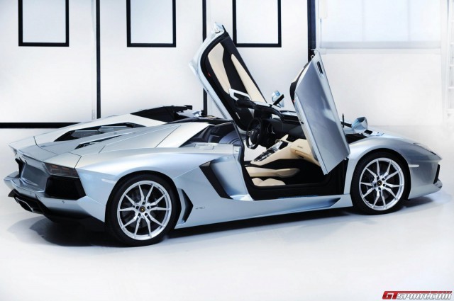 Mua căn hộ được tặng siêu xe Lamborghini Aventador Roadster ảnh 1