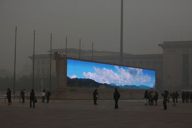 Dân Bắc Kinh đón bình minh qua màn hình lớn ảnh 1