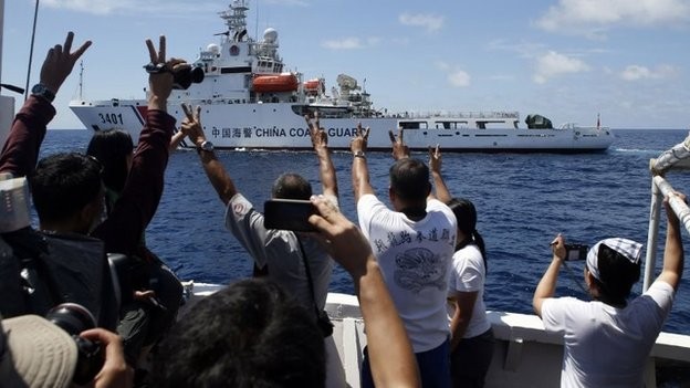 Tàu Philippines vượt "vòng vây" tàu Trung Quốc trên biển Đông ảnh 3
