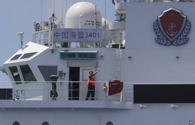 Tàu Philippines vượt "vòng vây" tàu Trung Quốc trên biển Đông ảnh 2