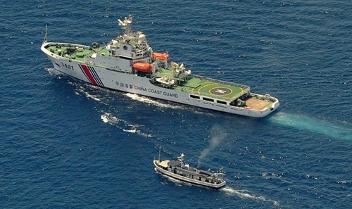Tàu Philippines vượt "vòng vây" tàu Trung Quốc trên biển Đông ảnh 1