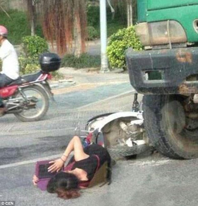 Vẫn học bài dù bị mắc kẹt dưới bánh xe sau tai nạn ảnh 1