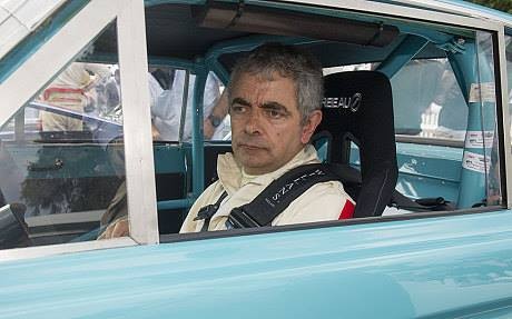 "Mr. Bean" gặp tai nạn khi đang đua xe ảnh 1