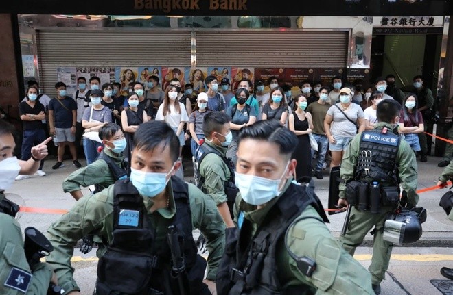 Biểu tình nổ ra ở Hong Kong, cảnh sát bắt giữ 300 người ảnh 1