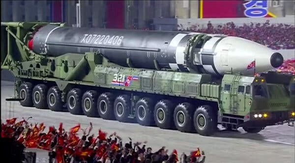 [ẢNH] Triều Tiên phô diễn hàng loạt tên lửa đạn đạo mới trong duyệt binh ảnh 2