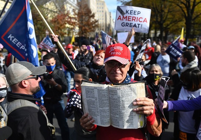 Người ủng hộ và chống đối ông Donald Trump đụng độ gần Nhà Trắng ảnh 1