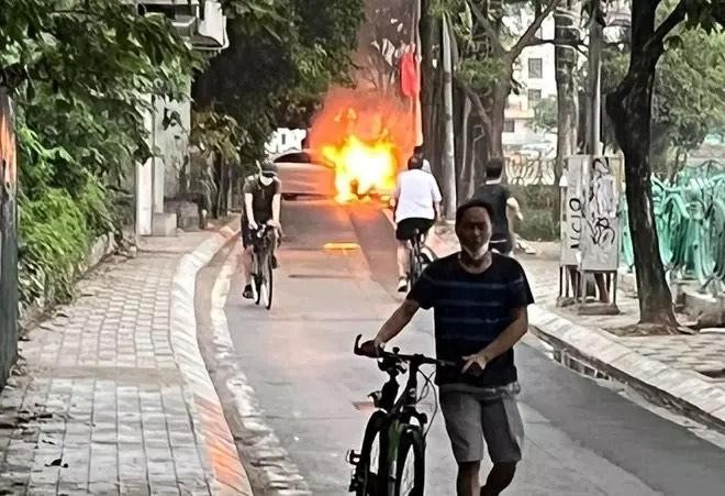 Hà Nội: Đâm vào gốc cây ven đường, xe Meredes bốc cháy ảnh 1