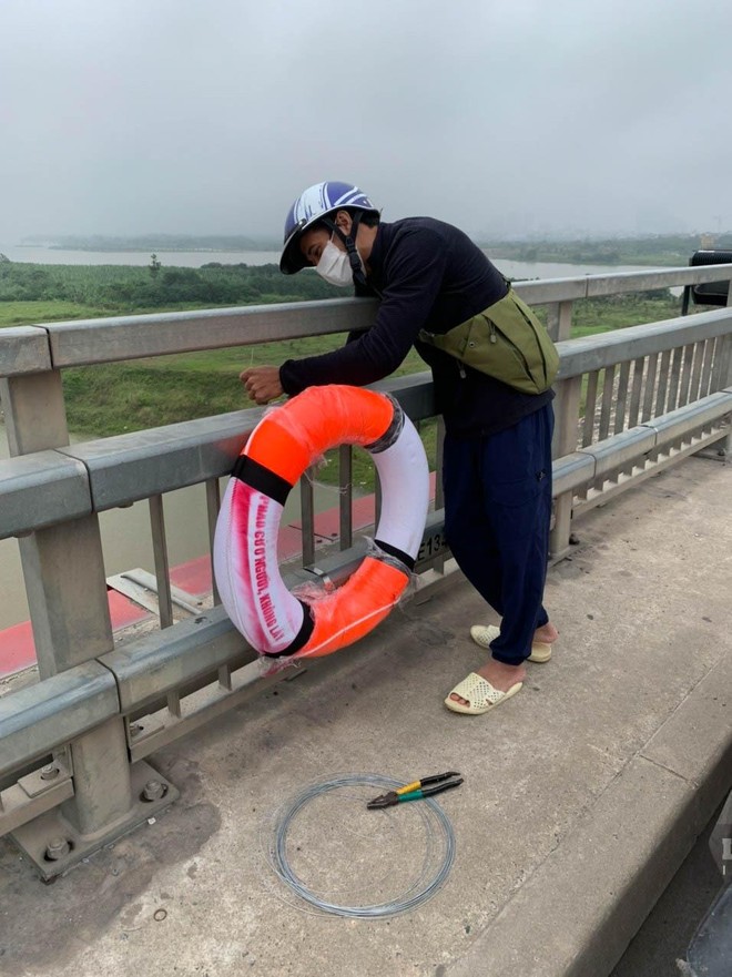 Phao cứu sinh vừa lắp đặt trên cầu bắc qua sông Hồng đã bị lấy trộm ảnh 1