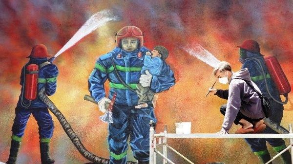 Người dân vẽ lính cứu hỏa để tri ân 3 chiến sĩ Cảnh sát PCCC hy sinh ảnh 1