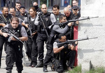 Bạo lực kinh hoàng và hỗn loạn tại Rio de Janeiro ảnh 17