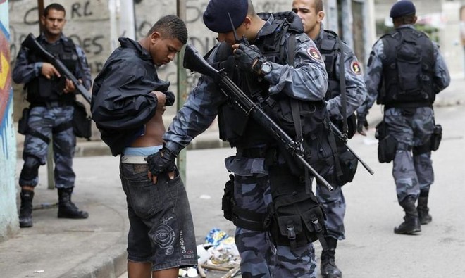Bạo lực kinh hoàng và hỗn loạn tại Rio de Janeiro ảnh 14