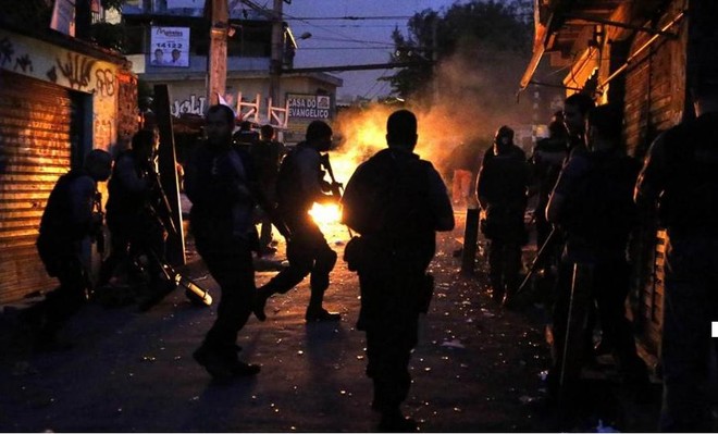 Bạo lực kinh hoàng và hỗn loạn tại Rio de Janeiro ảnh 21