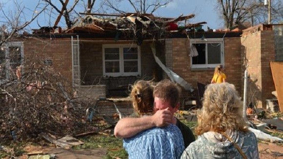 Lốc xoáy ở Mỹ làm 40 người thương vong, phá hủy 70 ngôi nhà ảnh 1
