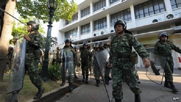 Súng nổ, người chết, quân đội triển khai, cảnh sát hộ tống Thủ tướng đến nơi bí mật ảnh 1