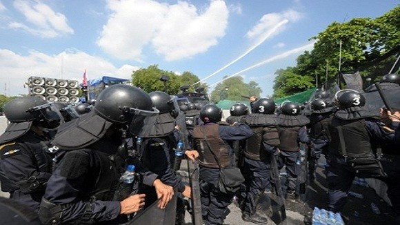 Cảnh sát rút lui để người biểu tình tràn vào tòa nhà Chính phủ ảnh 1