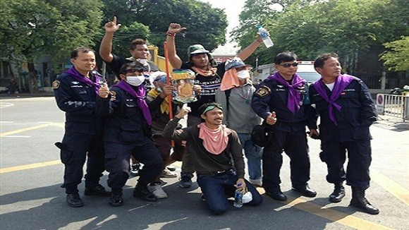 Cảnh sát rút lui để người biểu tình tràn vào tòa nhà Chính phủ ảnh 2