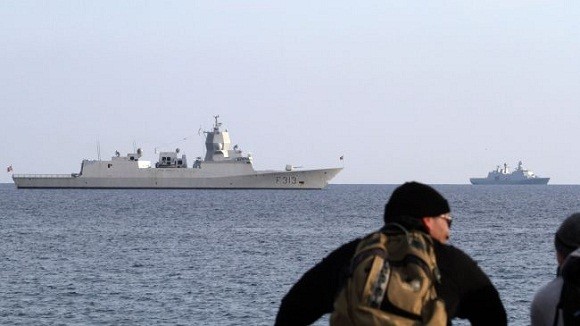 Tàu chiến 5 nước hộ tống lô vũ khí hóa học đầu tiên rời Syria ảnh 1