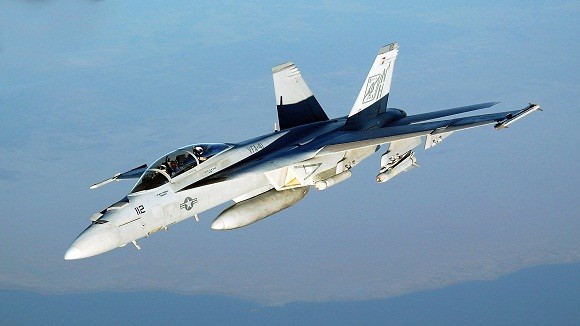 Tiêm kích hạm F/A-18E Mỹ ném “bom” vào nhà dân Nhật Bản ảnh 1