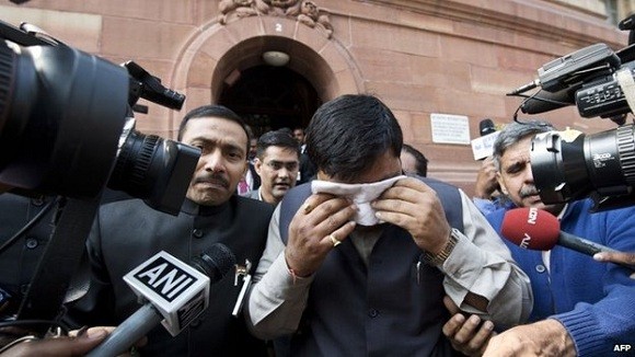 17 nghị sĩ Ấn Độ bị đình chỉ tư cách vì ẩu đả, xịt hơi cay khi họp Quốc hội ảnh 2