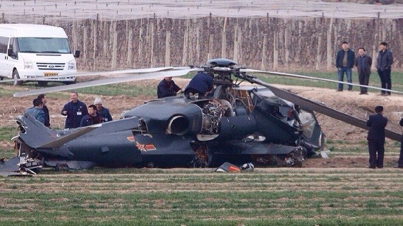 Trực thăng Trung Quốc đâm xuống ruộng, nghi là loại Z-10 ảnh 1