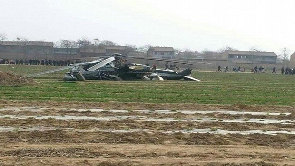 Trực thăng Trung Quốc đâm xuống ruộng, nghi là loại Z-10 ảnh 2