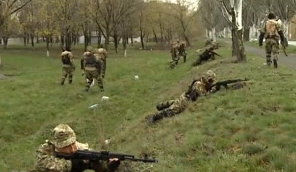 Ukraine: Nhân dân chiếm 4 thành phố, chính phủ tấn công ngoại ô ảnh 2