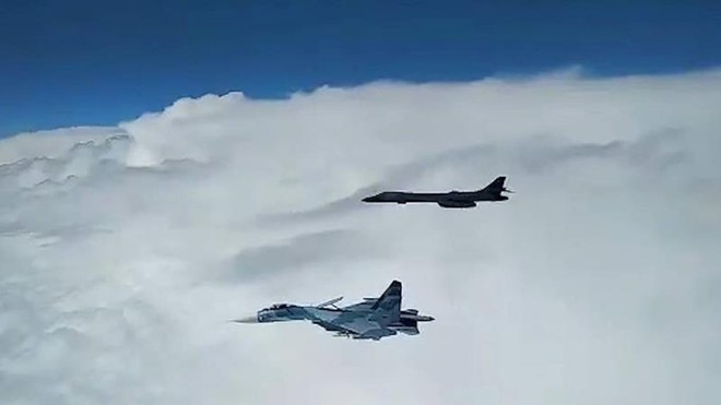 Nga tung Su-27 chặn máy bay ném bom chiến lược Mỹ ở Biển Đen ảnh 1