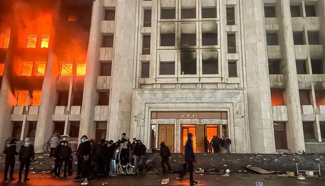 Bạo loạn Kazakhstan: Súng nổ trên Quảng trường Cộng hòa, CSTO điều quân can thiệp ảnh 1