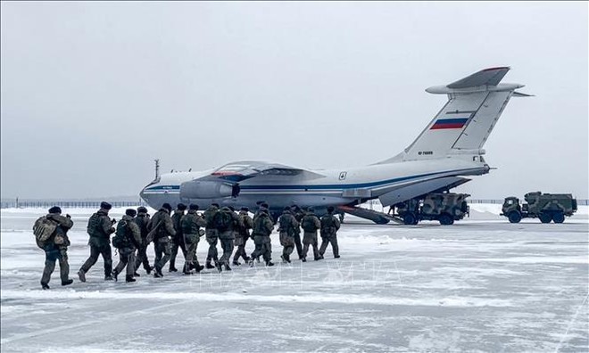 Bạo loạn ở Kazakhstan: Nga tung lính dù trấn thủ sân bay Alma-Ata ảnh 1