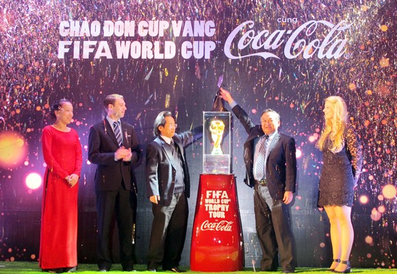 Cúp vàng FIFA World Cup được chào đón nồng nhiệt tại Việt Nam ảnh 1