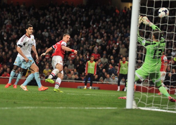 Arsenal 3-1 West Ham: Podolski đưa Pháo Thủ trở lại top 4 ảnh 2